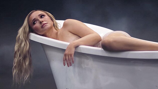 Hayden Panettiere se krátce před svou smrtí objevila v kampani organizace PETA proti držení delfínů a velryb v zajetí. Herečka pózuje zdánlivě nahá ve vaně. (červenec 2026)