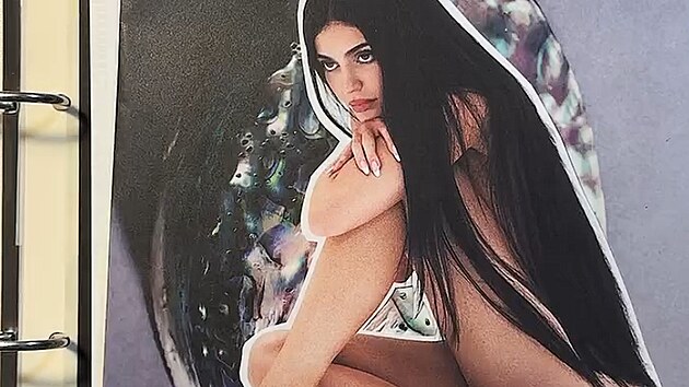 Kylie Jennerová se nechala nafotit zcela bez oblečení. Na snímcích má na sobě pouze boty z nové kolekce módní značky Khy, kterou připravila ve spolupráci s italskou značkou Gia Borghini. (srpen 2026)