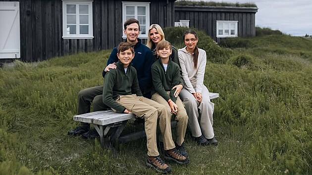 Ivanka Trumpová na Island vyrazila s manželem Jaredem Kushnerem a jejich třemi dětmi. (srpen 2026)