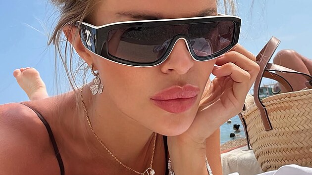 Slovenská modelka Silvia Kucherenko si užívá slunečné chvíle u vody v černých bikinách. (srpen 2026)