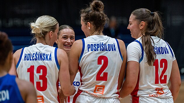 České basketbalistky se radují z výhry.