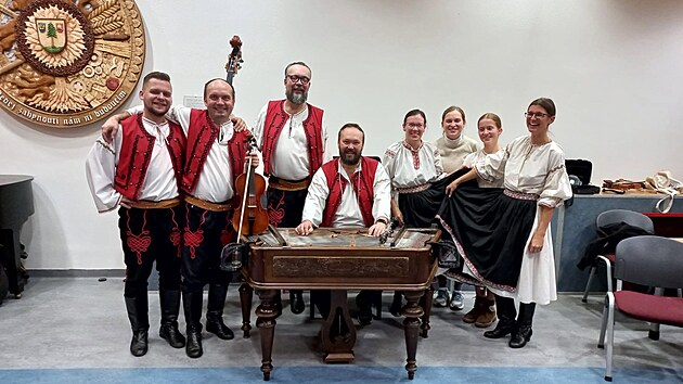 Současn&eacute; složen&iacute; Hradeck&eacute; cimb&aacute;lov&eacute; muziky, za n&aacute;strojem sed&iacute; jej&iacute; vedouc&iacute; Pavel Mať&aacute;tko.