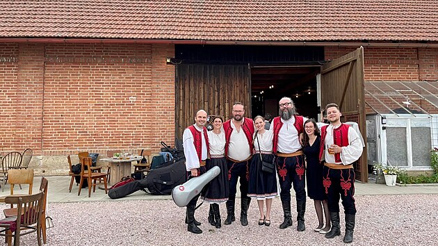 Současn&eacute; složen&iacute; Hradeck&eacute; cimb&aacute;lov&eacute; muziky, třet&iacute; zleva stoj&iacute; jej&iacute; vedouc&iacute; Pavel Mať&aacute;tko.