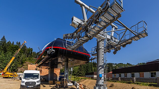 Stavba nové lanovky na sjezdovce Přehradní ve Špindlerově Mlýně, která propojí areály Medvědín a Svatý Petr (10. srpna 2026).