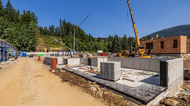 Stavba nové lanovky na sjezdovce Přehradní ve Špindlerově Mlýně, která propojí areály Medvědín a Svatý Petr (10. srpna 2026).