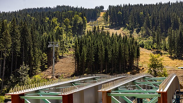 Stavba nové lanovky na sjezdovce Přehradní ve Špindlerově Mlýně, která propojí areály Medvědín a Svatý Petr (10. srpna 2026).