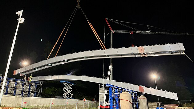 Usazov&aacute;n&iacute; ocelov&eacute; konstrukce mostu pro sjezdovku Lesn&iacute; ve &Scaron;pindlerově Ml&yacute;ně (18. srpna 2026)