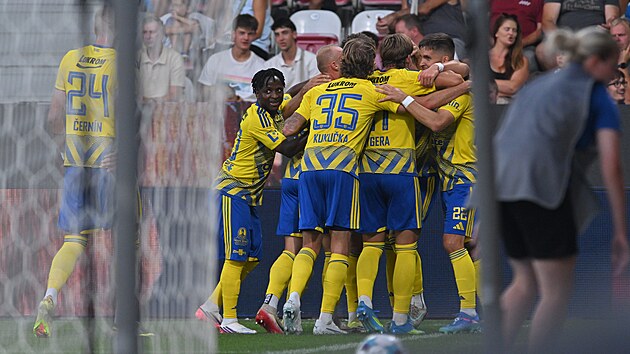 Zlínští fotbalisté se v Plzni radují z gólu.