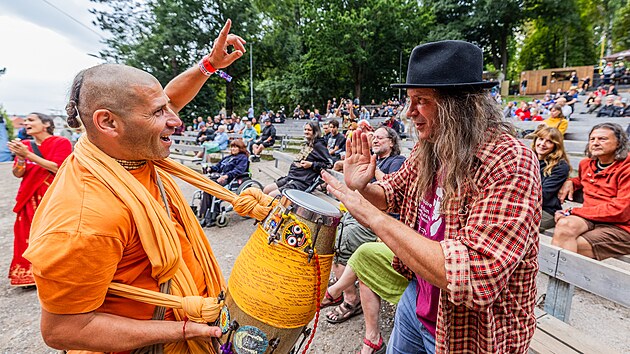 Na Bojišti začal prvním dnem festival TrutnOFF. Vpravo je spoluzakladatel Martin Věchet. (21. srpna 2025)