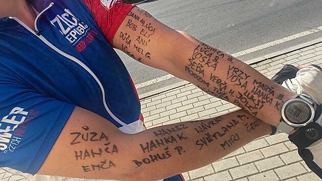 Ondřej Sejbal se rozhodl pomoct sv&eacute;mu kamar&aacute;dovi, kter&yacute; po brut&aacute;ln&iacute;m napaden&iacute; při&scaron;el o pohyb a řeč. Na kole se vydal na dvoudenn&iacute; j&iacute;zdu kolem Karlovarsk&eacute;ho kraje. Lid&eacute;, kteř&iacute; přispěli na neurorehabilitaci, se Ondřejovi podepsali na ruce.