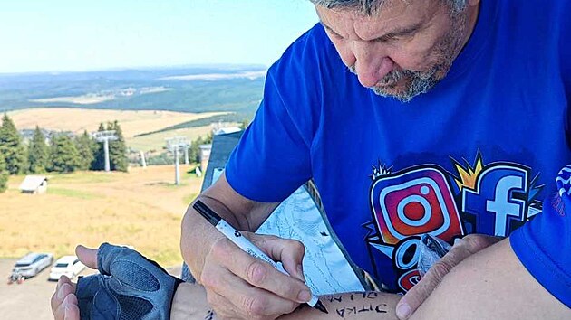 Ondřej Sejbal se rozhodl pomoct sv&eacute;mu kamar&aacute;dovi, kter&yacute; po brut&aacute;ln&iacute;m napaden&iacute; při&scaron;el o pohyb a řeč. Na kole se vydal na dvoudenn&iacute; j&iacute;zdu kolem Karlovarsk&eacute;ho kraje. Lid&eacute;, kteř&iacute; přispěli na neurorehabilitaci, se Ondřejovi podepsali na ruce.