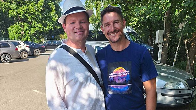 Ondřej Sejbal (vpravo) se rozhodl pomoct sv&eacute;mu kamar&aacute;dovi Karlu Sankotovi, kter&yacute; po brut&aacute;ln&iacute;m napaden&iacute; při&scaron;el o pohyb a řeč.