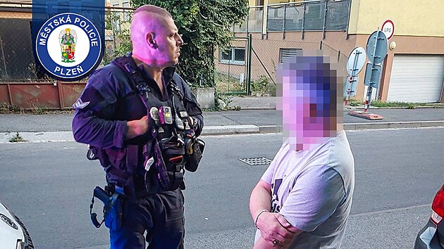 Řidič usedl za volant i přesto, že má platný zákaz řízení motorových vozidel. Navíc byl opilý. A k tomu měl totálně zničenou pneumatiku na předním kole. (7. srpna 2026)