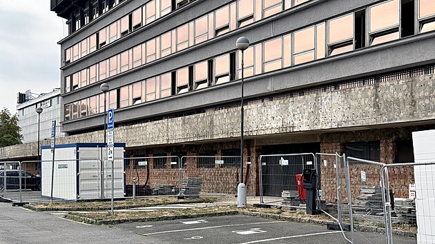 Terasy a schodiště u budovy Krajského ředitelství policie ČR v Plzni byly dlouhodobě uzavřené. (17. srpna 2026)