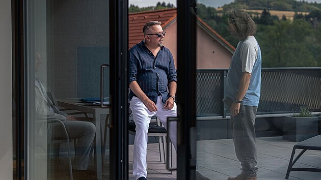 V Plzeňském a Karlovarském kraji se natáčí nová česká komedie s názvem Děda s podmínkou. Hlavní role se ujal herec Pavel Liška (vpravo). Vedle něj u stolu je herec Marek Daniel.
