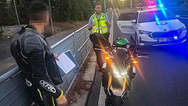 Motork&aacute;ř jel po Plzni rychlost&iacute; 120 kilometrů v hodině. (8. srpna 2026)