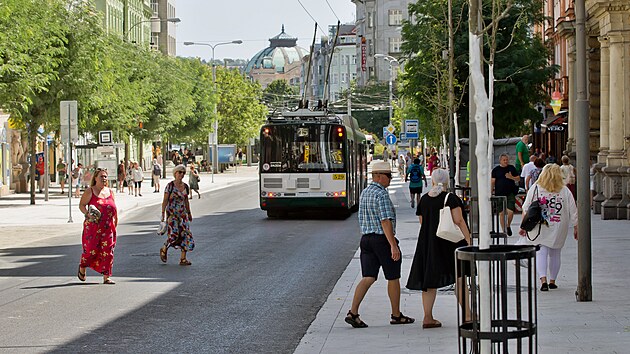 Americká třída poblíž plzeňského centra se po přestavbě více přiblížila podobě městského bulváru, část provozu odpovídá sdílené zóně. (10. srpna 2026)