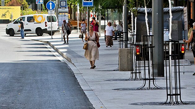 Americká třída poblíž plzeňského centra se po přestavbě více přiblížila podobě městského bulváru, část provozu odpovídá sdílené zóně. (10. srpna 2026)