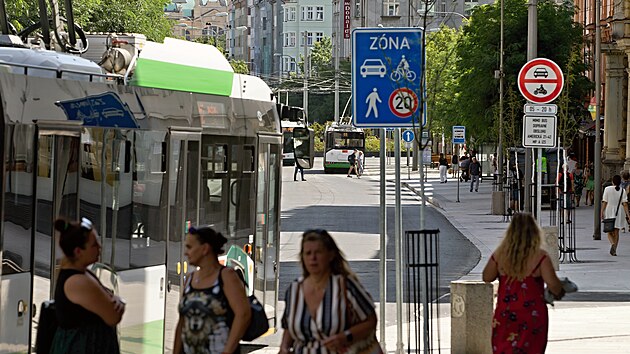 Americká třída poblíž plzeňského centra se po přestavbě více přiblížila podobě městského bulváru, část provozu odpovídá sdílené zóně. (10. srpna 2026)
