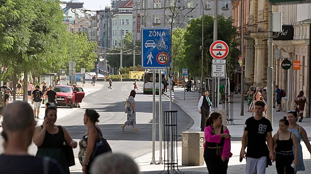 Americká třída poblíž plzeňského centra se po přestavbě více přiblížila podobě městského bulváru, část provozu odpovídá sdílené zóně. (10. srpna 2026)