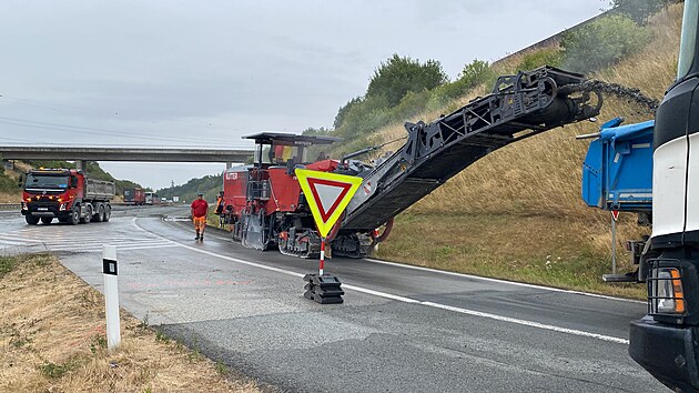 Deset kilometrů dálnice D5 ve směru z Rozvadova na Plzeň na pomezí Tachovska a Rokycanska dostane nový povrch. Práce skončí zhruba v polovině listopadu. (18. srpna 2026)
