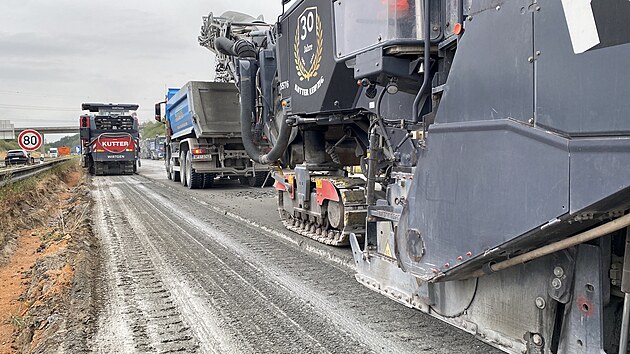 Deset kilometrů dálnice D5 ve směru z Rozvadova na Plzeň na pomezí Tachovska a Rokycanska dostane nový povrch. Práce skončí zhruba v polovině listopadu. (18. srpna 2026)