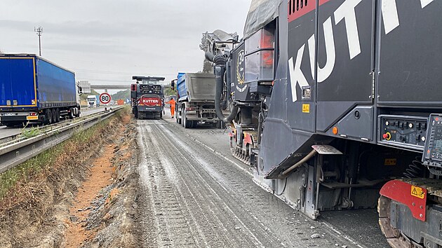 Deset kilometrů dálnice D5 ve směru z Rozvadova na Plzeň na pomezí Tachovska a Rokycanska dostane nový povrch. Práce skončí zhruba v polovině listopadu. (18. srpna 2026)