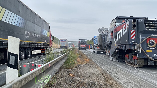 Deset kilometrů dálnice D5 ve směru z Rozvadova na Plzeň na pomezí Tachovska a Rokycanska dostane nový povrch. Práce skončí zhruba v polovině listopadu. (18. srpna 2026)