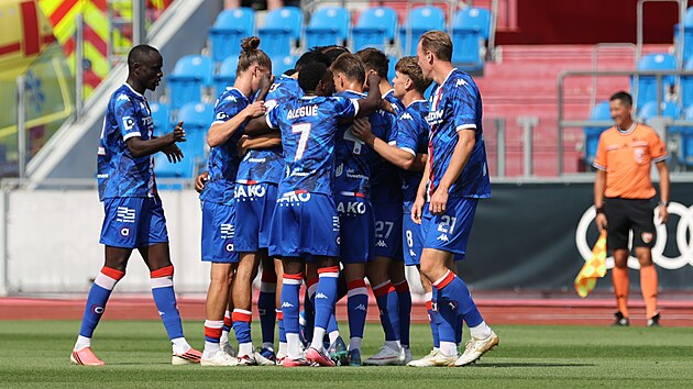 Fotbalist&eacute; Artisu Brno slav&iacute; g&oacute;l proti Ban&iacute;ku Ostrava.