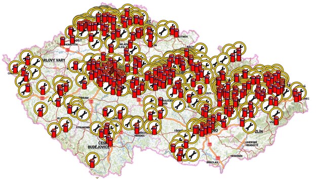V souvislosti s bouřkovou vlnou, která se přehnala přes Českou republiku, zasahovali hasiči od 12 do 18 hodin u 552 případů technických pomocí (čerpání vody ze sklepů, odstranění spadlých stromů nebo zabezpečení poškozených střech). (17. srpna 2026)