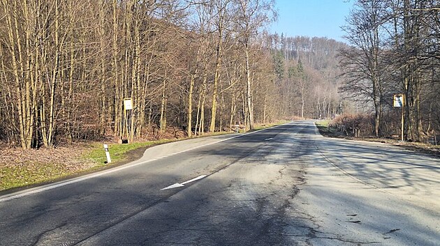 Je popraskan&aacute; a pln&aacute; vyspr&aacute;vek. Silnice I/57 mezi Hradcem nad Moravic&iacute; a odbočkou na Skř&iacute;pov se zač&iacute;n&aacute; opravovat.