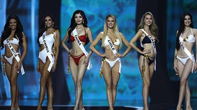 Miss Kanada Jaime VandenBergová (druhá zprava) v Bangkoku na světovém finále Miss Universe (21. listopadu 2025)