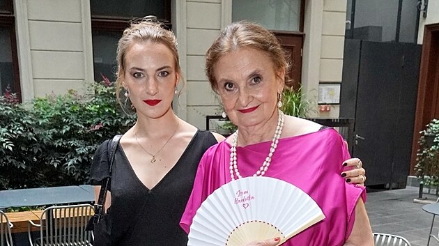 Eva Holubov&aacute; a jej&iacute; dcera Karol&iacute;na Holubov&aacute; na premi&eacute;ře filmu Bardotky (14. července 2026)