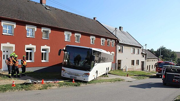 Řidič v Beňově na Přerovsku v sobotu nezabezpečil autobus, který se poté rozjel a narazil do rodinného domu. (8. srpna 2026)
