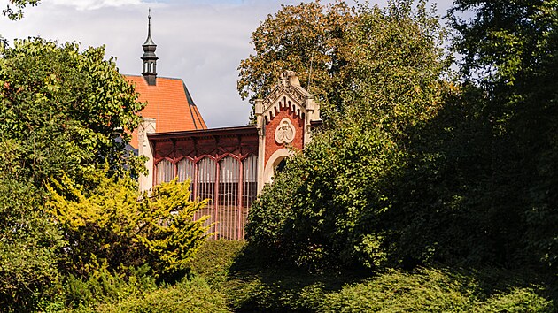 Odborn&iacute;ci potvrdili, že na ornament&aacute;ln&iacute; v&yacute;zdobě z&aacute;meck&eacute; oranžerie v Čech&aacute;ch pod Kos&iacute;řem se pod&iacute;lel tak&eacute; mal&iacute;ř Josef M&aacute;nes. Z dochovan&eacute; korespondence vypl&yacute;v&aacute;, že navrhoval i erby um&iacute;stěn&eacute; nad vstupn&iacute;m port&aacute;lem oranžerie. (srpen 2026)