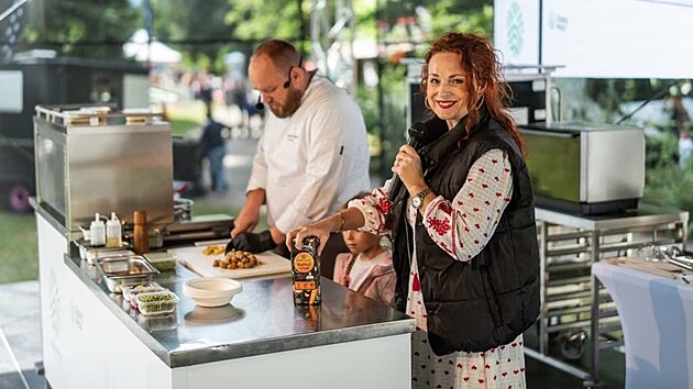 Celým festivalovým cyklem Chutě kraje 2026 bude provázet herečka a moderátorka Markéta Hrubešová, která je dlouhodobou propagátorkou kvalitní gastronomie a lokálních surovin. (2025)