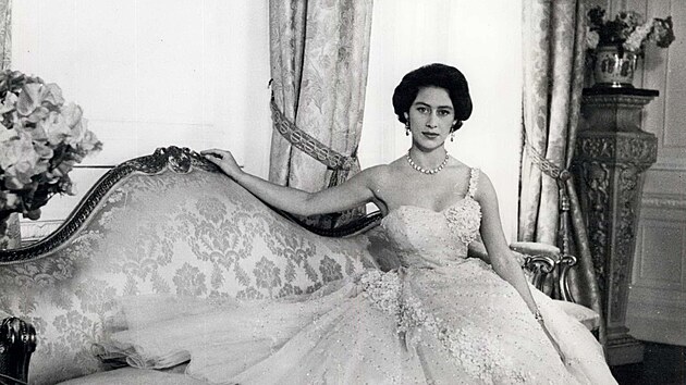 Princezna Margaret na portrétu Cecila Beatona v salónu londýnského sídla Clarence House. Fotografie byla pořízena k 26. narozeninám princezny Margaret, která má na sobě večerní šaty z růžového tylu vyšívané květinami a flitry.