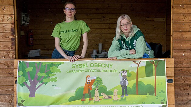 Dobrovolnice jako „syslí hlídky“ Vendula Pavlásková a Lucie Kosová (zleva) na syslí louce na sídlišti Radouč na kraji Mladé Boleslavi
