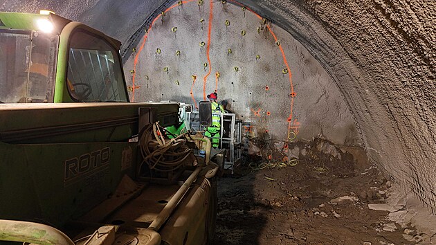 Pomoc&iacute; odstřelů musej&iacute; stavbaři postupně prorazit zhruba 380 metrů průzkumn&eacute; &scaron;toly jako z&aacute;klad budouc&iacute;ho tunelu pod brněnsk&yacute;m s&iacute;dli&scaron;těm Vinohrady. (25. srpna 2026)