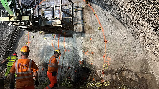 Pomoc&iacute; odstřelů musej&iacute; stavbaři postupně prorazit zhruba 380 metrů průzkumn&eacute; &scaron;toly jako z&aacute;klad budouc&iacute;ho tunelu pod brněnsk&yacute;m s&iacute;dli&scaron;těm Vinohrady. (25. srpna 2026)