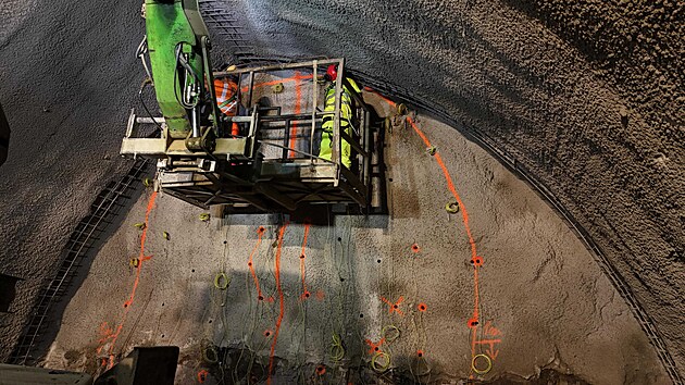 Odstřely slouž&iacute;c&iacute; k proražen&iacute; průzkumn&eacute; &scaron;toly budouc&iacute;ho brněnsk&eacute;ho tunelu Vinohrady jsou možn&eacute; denně maxim&aacute;lně dva, dal&scaron;&iacute; s nest&iacute;haj&iacute; kvůli n&aacute;ročn&eacute; časov&eacute; př&iacute;pravě. (25. srpna 2026)