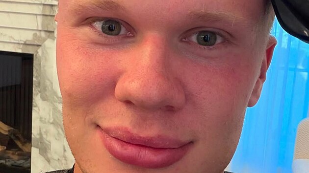 Fotbalista Erling Haaland se ostříhal.