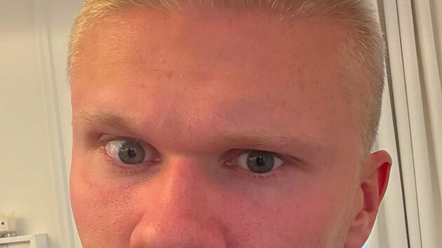 Fotbalista Erling Haaland se ostříhal.