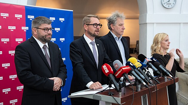 Předseda Poslaneckého klubu TOP 09 Jan Jakob, předseda TOP 09 Matěj Ondřej Havel a europoslanec Luděk Niedermayer na tiskové konferenci ve Sněmovně. (25. srpna 2026)