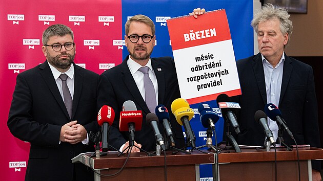 Předseda Poslaneckého klubu TOP 09 Jan Jakob, předseda TOP 09 Matěj Ondřej Havel a europoslanec Luděk Niedermayer na tiskové konferenci ve Sněmovně. (25. srpna 2026)
