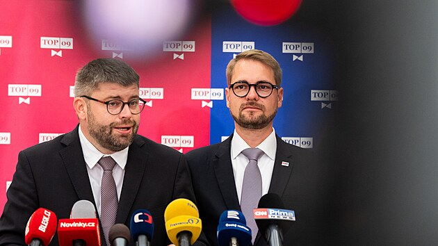 Předseda poslaneckého klubu TOP 09 Jan Jakob a předseda TOP 09 Matěj Ondřej Havel na tiskové konferenci ve Sněmovně. (25. srpna 2026)