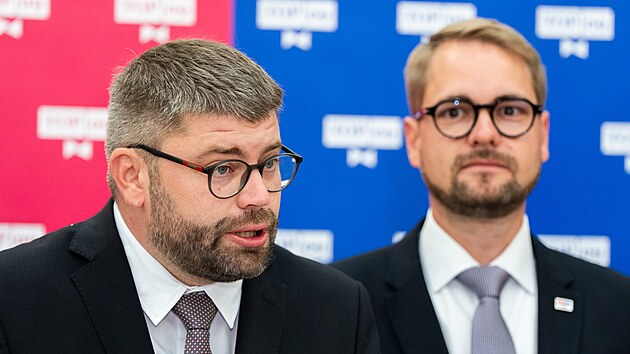Předseda poslaneckého klubu TOP 09 Jan Jakob a předseda TOP 09 Matěj Ondřej Havel na tiskové konferenci ve Sněmovně. (25. srpna 2026)