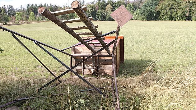 Nezn&aacute;m&yacute; pachatel nejprve odstranil betonov&eacute; podložky pod kovovou podstavou kazatelny, pot&eacute; ji shodil na zem. (24. srpen 2026)