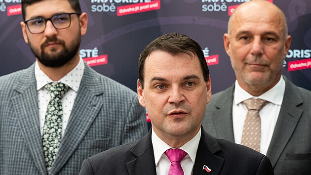 Petr Macinka na tiskov&eacute; konferenci Motoristů ve Sněmovně. (25. srpna 2026)