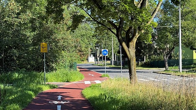 Cyklotrasa s označen&iacute;m S a M - Mečnikovova &ndash; Ž&aacute;kovsk&aacute; - propojuje čtyři městsk&eacute; obvody v Ostravě.  Nov&aacute; trasa spoj&iacute; Ostravu-Jih, V&iacute;tkovice, Novou Ves, Mari&aacute;nsk&eacute; Hory a Hulv&aacute;ky.